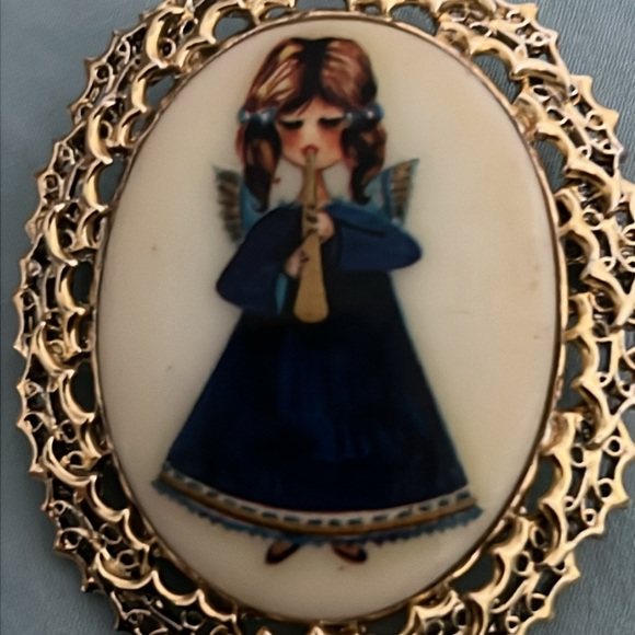 Tancer II Christmas Cameo Angel Pin Brooch Oval Gold Tone Signed 2.09x1.66" Vtge - Picture 1 of 4